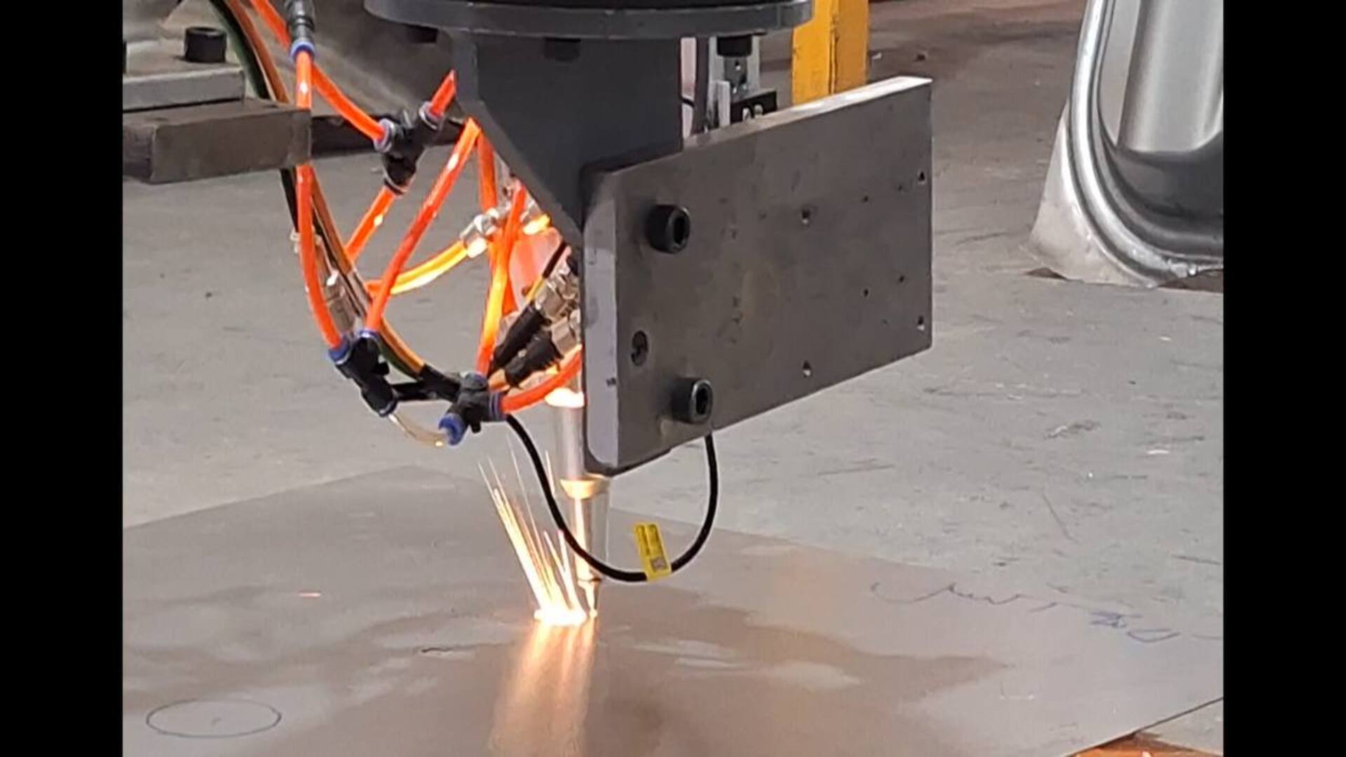 3D self-adjusting laser head