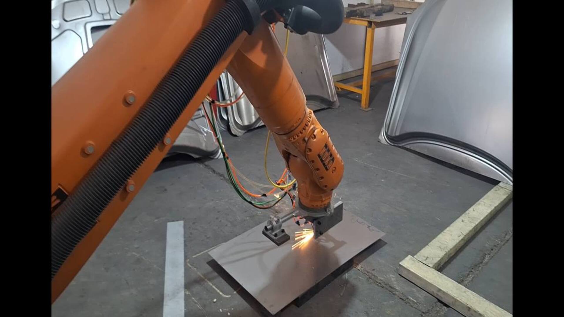 Laser cutting cell in operation